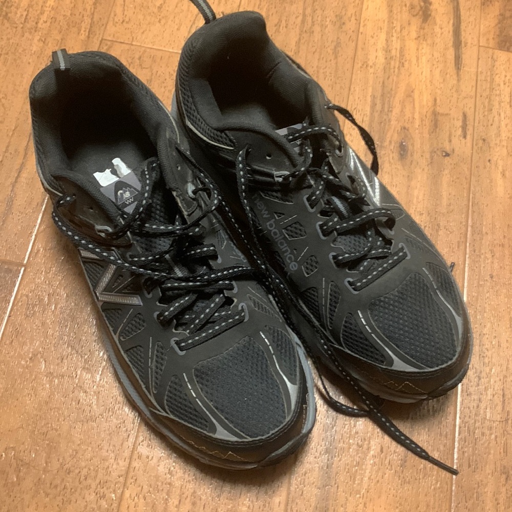 New balance shoes. 8.5 mens. Never worn. No damage at all. Very comfortable.